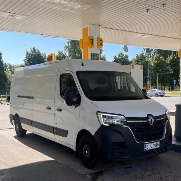 Karjalarentin Renault Master vuokrapakettiauto St1 aseman pihalla