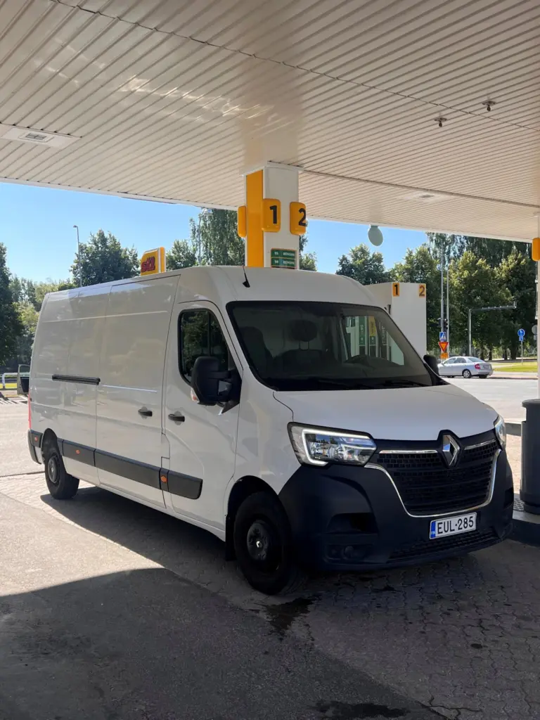 Karjalarentin Renault Master vuokrapakettiauto St1 aseman pihalla