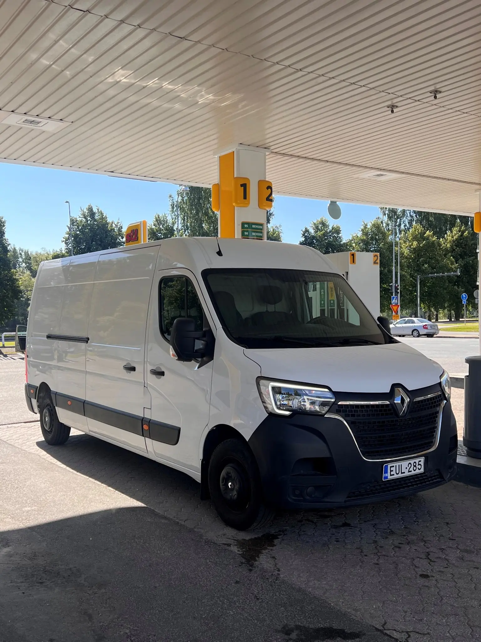 Karjalarentin Renault Master vuokrapakettiauto St1 aseman pihalla