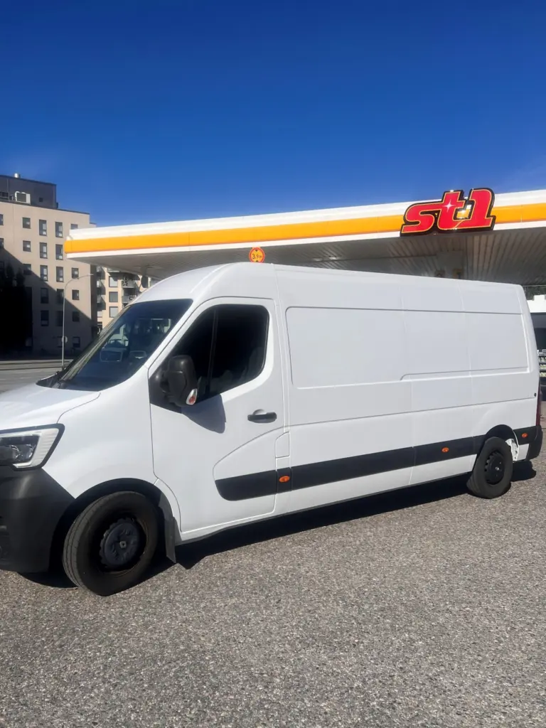 Karjalarentin Renault Master vuokrapaku St1 aseman pihalla