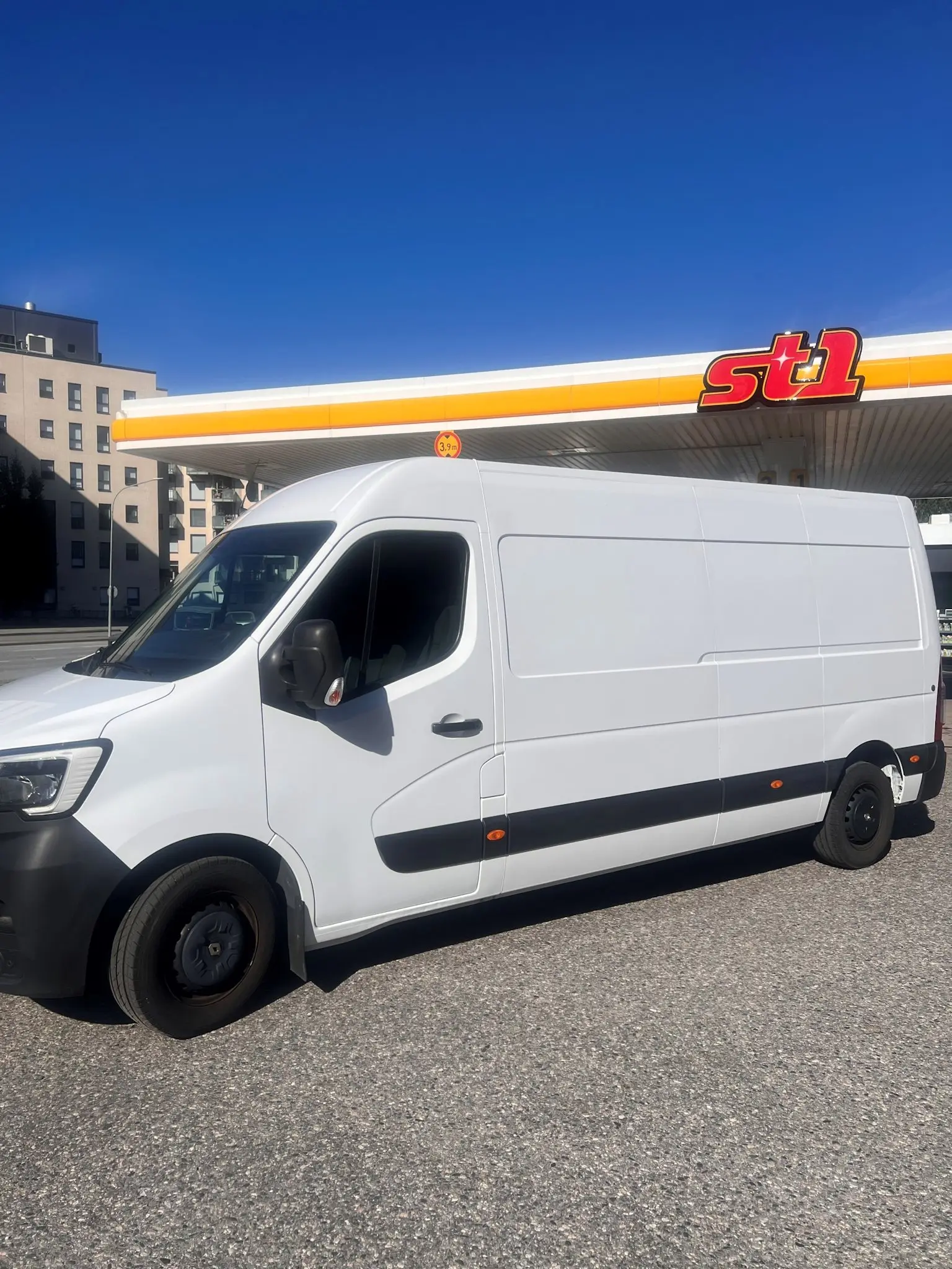 Karjalarentin Renault Master vuokrapaku St1 aseman pihalla