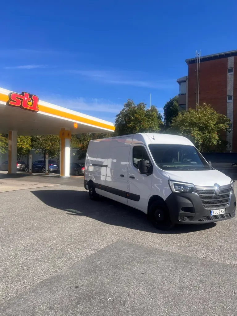 Karjalarentin Renault Master vuokrapaku St1 aseman pihalla