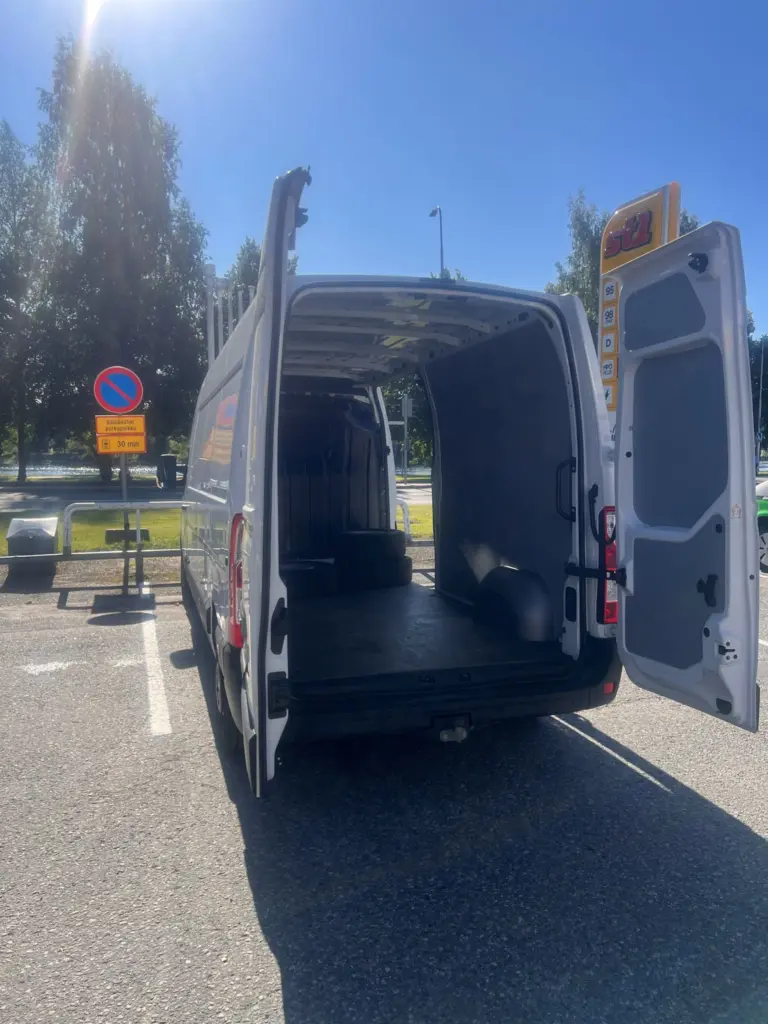 Karjalarentin Renault Master paku ja 13 m³ tavaratila