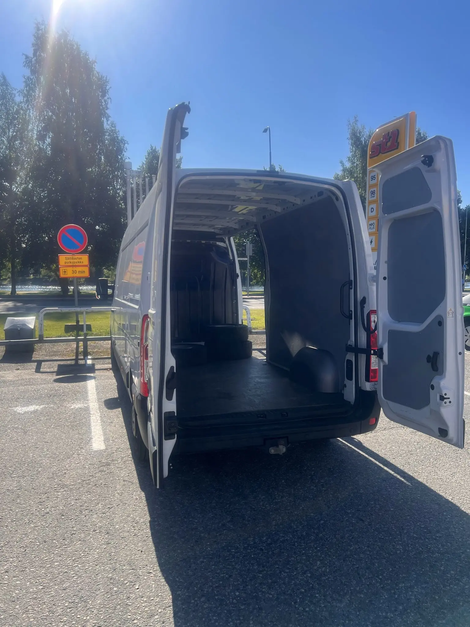 Karjalarentin Renault Master paku ja 13 m³ tavaratila