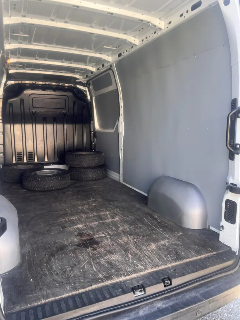 Karjalarentin Renault Master muuttopakun tavaratila